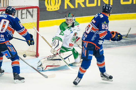 Rögles målvakt Oscar Dansk styr undan pucken
