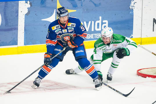 Växjös Joey Crabb jagas av Rögles Ludvig Claesson
