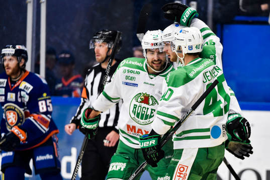Rögles Christopher Liljewall (m) gratuleras av Ludvig