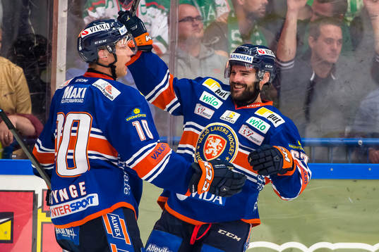 Växjös Linus Fröberg jublar