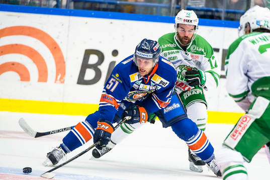 Växjös Joey Crabb jagas av Rögles Jack Connolly