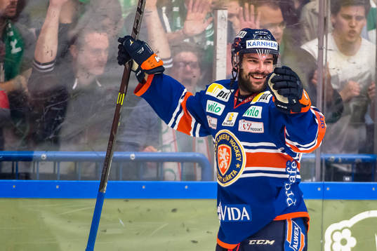 Växjös Linus Fröberg jublar