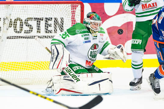 Rögles målvakt Oscar Dansk fokuserar på pucken