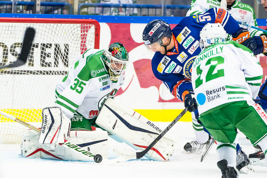 Växjös Joey Crabb oroar framför Rögles målvakt Oscar