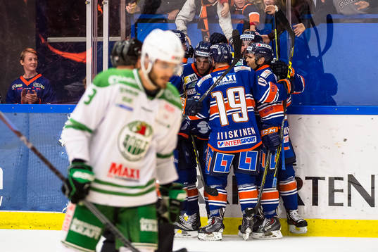 Växjös spelare jublar och en Röglespelare deppar