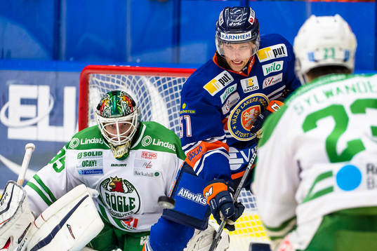 Växjös Joey Crabb framför Rögles målvakt Oscar Dansk