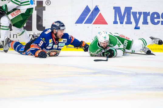 Växjös Josh Hennessy och Rögles Kevin Marshall ligger