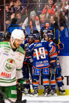 Växjös spelare jublar och en Röglespelare deppar
