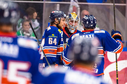 Växjös målvakt Stefan Steen jublar med Eric Martinsson