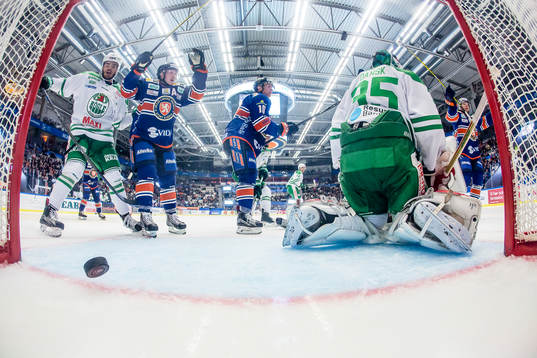 Växjös Tuomas Kiiskinen och Richard Gynge jublar