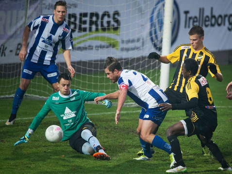 IFK Hässleholms Mamudu Moro framme och oroar Trelleborgs