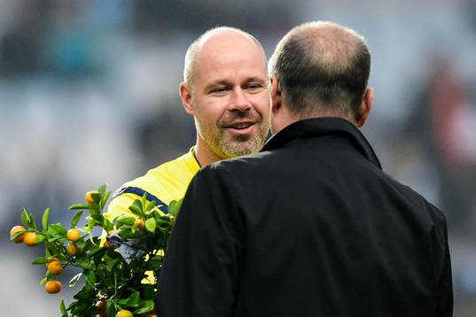 Domare Martin Hansson som dömmer sin sista match hyllas