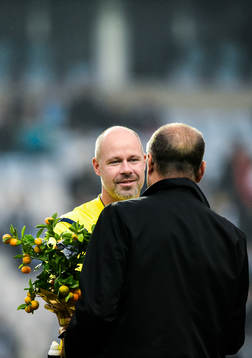 Domare Martin Hansson som dömmer sin sista match hyllas