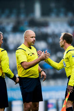 Domare Martin Hansson som dömmer sin sista match tar här