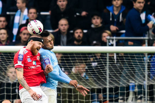 Kalmars Marcus Nilsson i nickduell med Malmös Luis Felipe