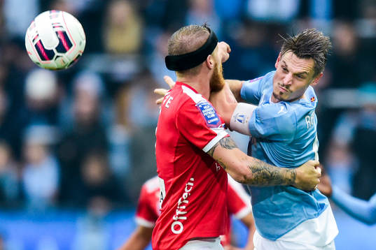 Malmös Markus Rosenberg stoppas av Kalmars Marcus Nilsson