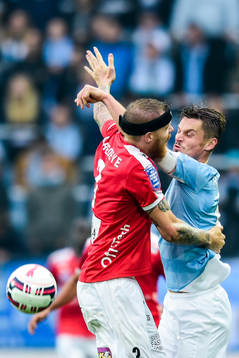 Malmös Markus Rosenberg stoppas av Kalmars Marcus Nilsson