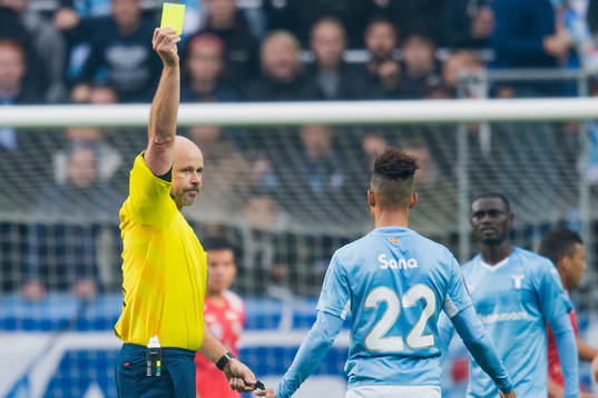 Malmös Tobias Sana varnas av domare Martin Hansson