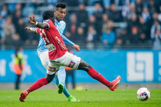 Kalmars Papa Alioune Diouf bryter framför Malmös Luis