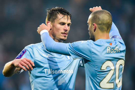 Malmös Markus Rosenberg kramas om av Vladimir Rodic