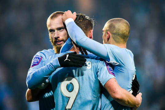 Malmös Markus Rosenberg kramas om av Jo Inge Berget och