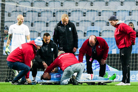Malmös Luis Felipe Carvalho da Silva bärs ut på bår