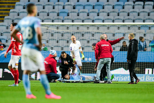 Malmös Luis Felipe Carvalho da Silva bärs ut på bår