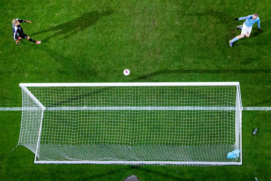 Malmös Jo Inge Berget gör 2-0 bakom Kalmars målvakt Ole