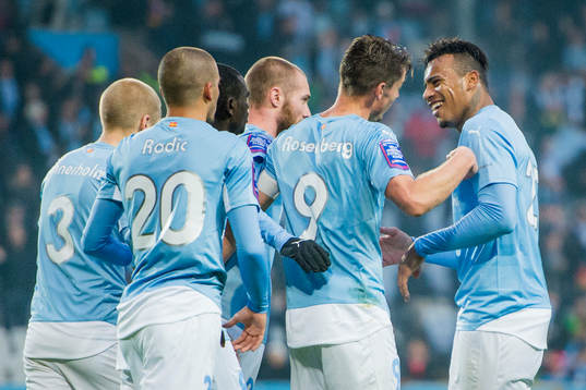 Malmös Luis Felipe Carvalho da Silva (th) firar Jo Inge