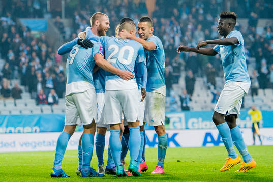 Malmös Pa Konate (th) ger sig in i firandet av Malmös Jo