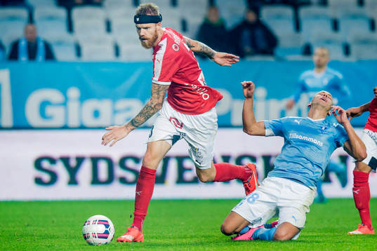 Kalmars Viktor Elm tar bollen från Malmös Nikola Djurdjic