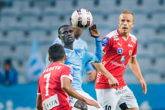 Malmös Enoch Kofi Adu i kamp om bollen med Kalmars Ismael