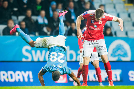 Malmös Nikola Djurdjic får sig en flygtur på Kalmars