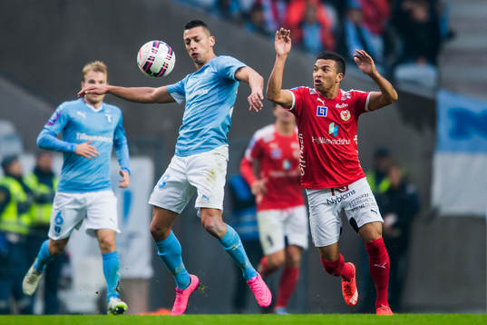 Malmös Nikola Djurdjic jagas av Kalmars Emin Nouri
