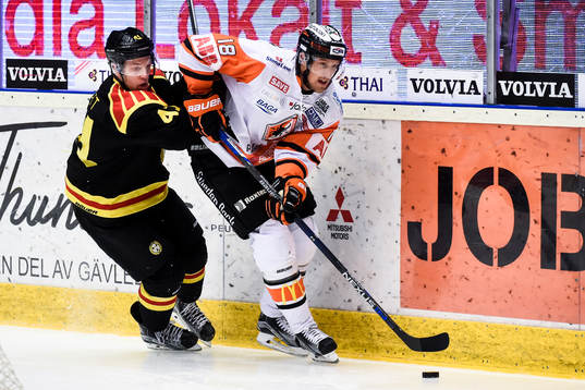 Brynäs Greg Scott och Karlskronas Emil Larsson