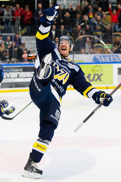 s Teemu Laine jublar