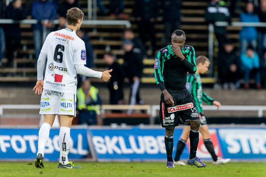 Sirius Patrick Hopkins gör tummen upp till en deppande