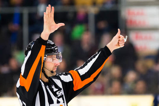 Domaren Mikael Sjöqvist dömer utvisning för sex spelare