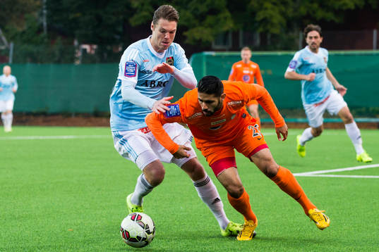 Brommapojkarnas Niclas Vemmelund  i kamp om bollen med