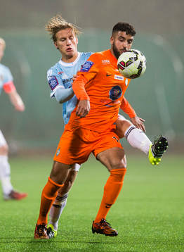 Brommapojkarnas Daniel Stensson i kamp om bollen med