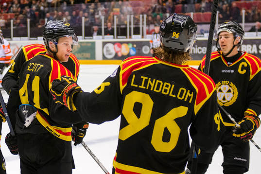 Brynäs Greg Scott , Oskar Lindblom och Anton Rödin jublar