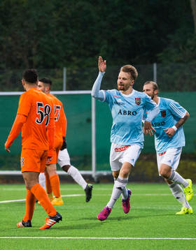 Brommapojkarnas Jacob Une Larsson jublar