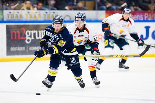 s Mattias Tedenby före Djurgårdens Lukas Vejdemo