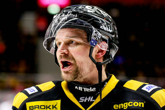 Skellefteås Janne Pesonen skrek mot spelarna i Färjestad