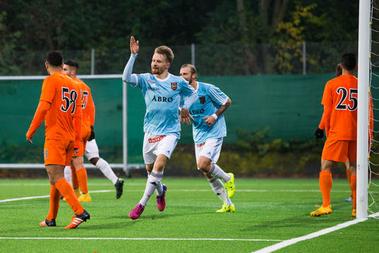 Brommapojkarnas Jacob Une Larsson jublar