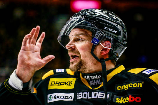 Skellefteås Janne Pesonen skrek mot spelarna i Färjestad