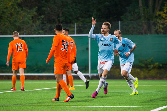 Brommapojkarnas Jacob Une Larsson jublar
