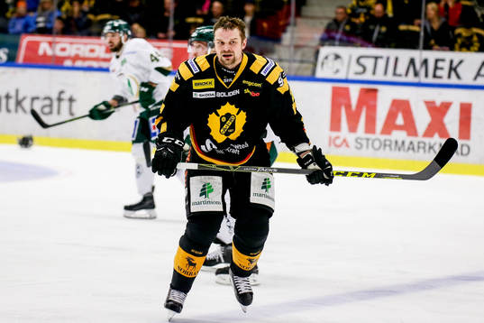 Skellefteås Janne Pesonen skrek mot spelarna i Färjestad