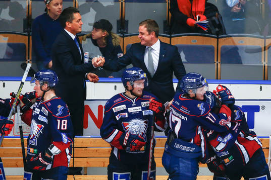 Linköpings tränare Dan Tagnes och spelare jublar