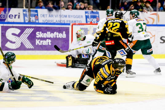 Skellefteås Axel Holmström blev tacklad av Ole-Kristian